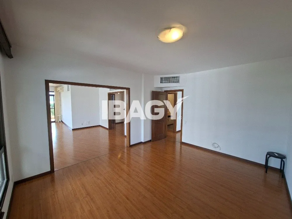 302 m² apartment with a water view and a bathtub — photo 33