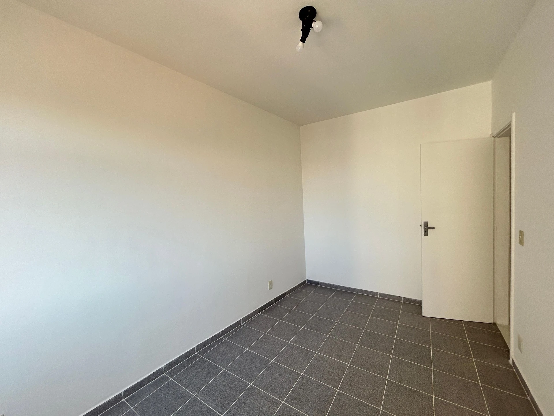 Unfurnished rental apartment with 2 bedrooms and parking — photo 40