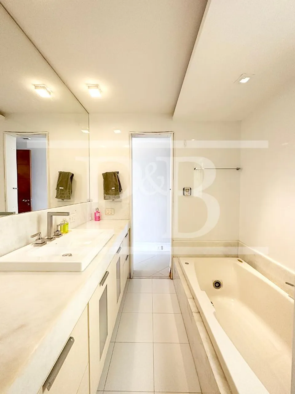 4-bedroom apartment with 4 bathrooms and 190 m² — photo 3