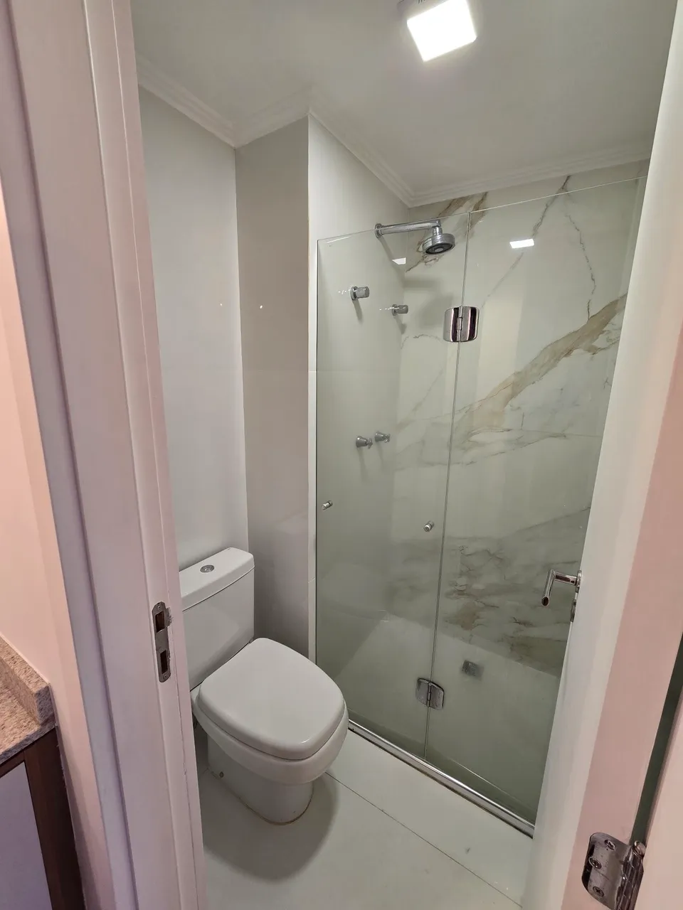 Glass-enclosed balcony in a one-bedroom apartment, 42 m² — photo 9
