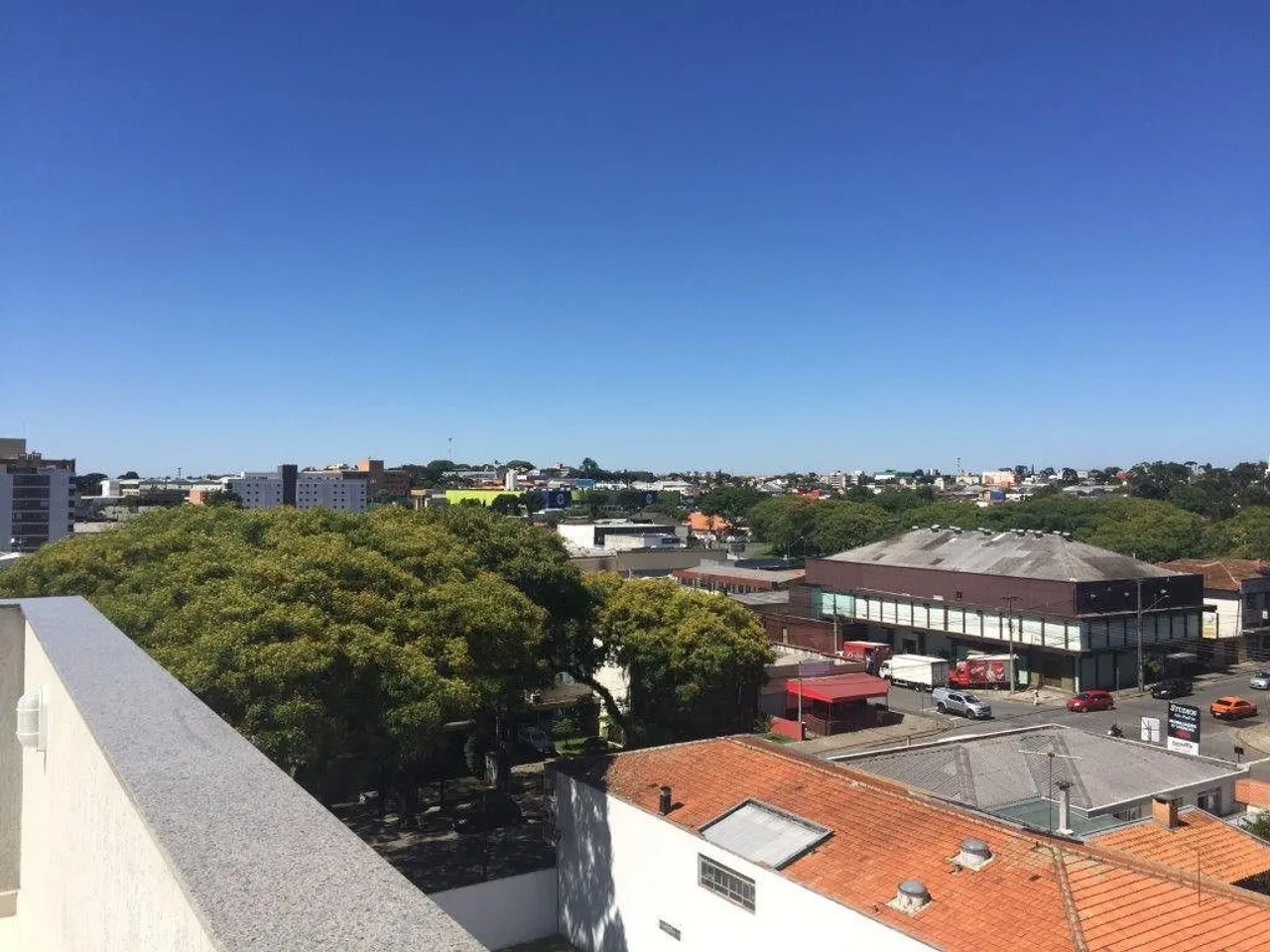 Estudio amueblado con armarios empotrados y plaza — photo 17
