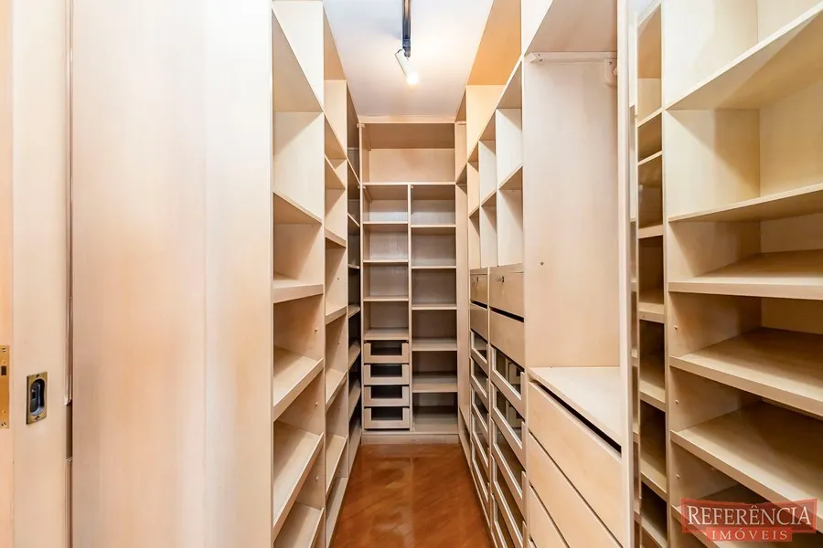 Condo house with 3 bedrooms and a closed kitchen — photo 22