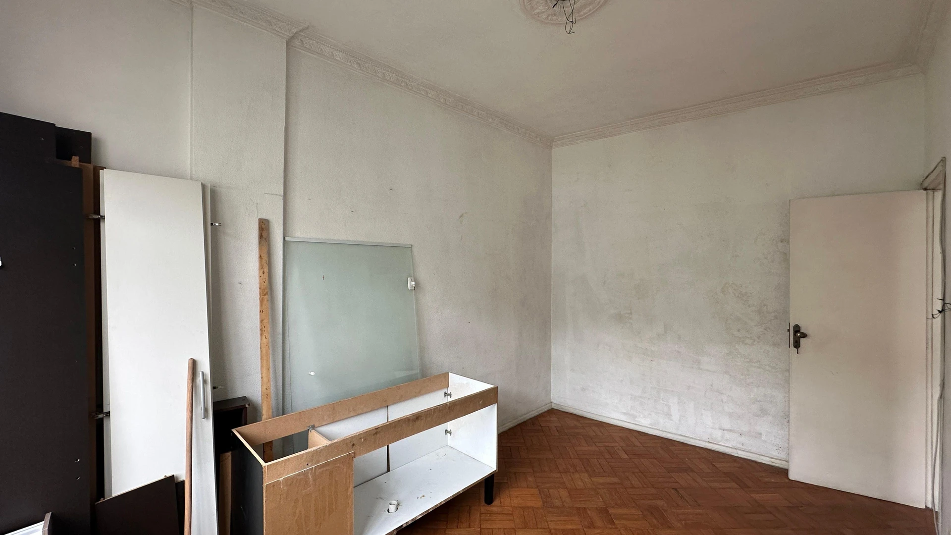 1-bedroom apartment with a separate kitchen and no parking
