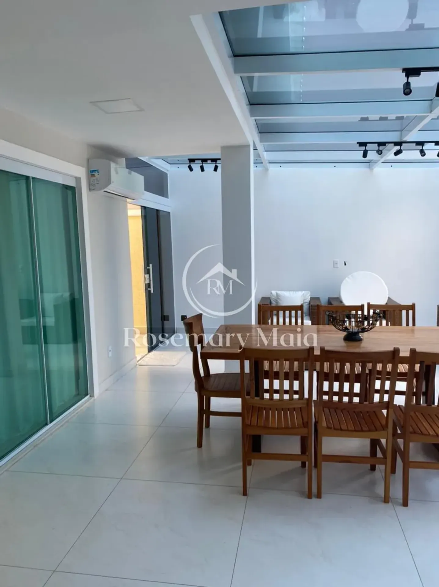 Furnished house with 4 bedrooms and 360 m² — photo 45
