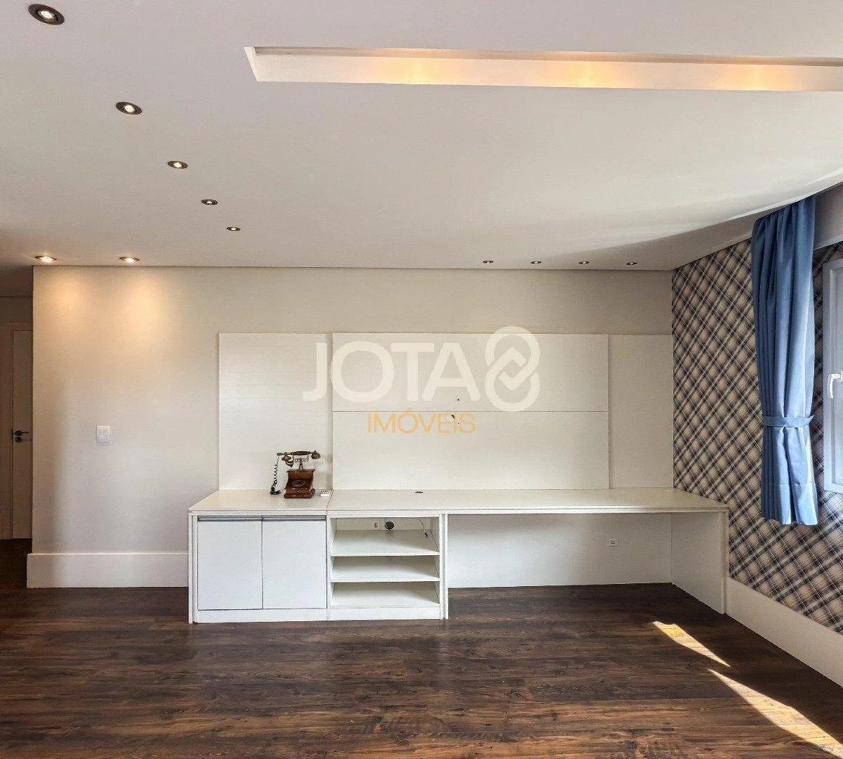 4-bedroom house with floor-to-ceiling windows — photo 14