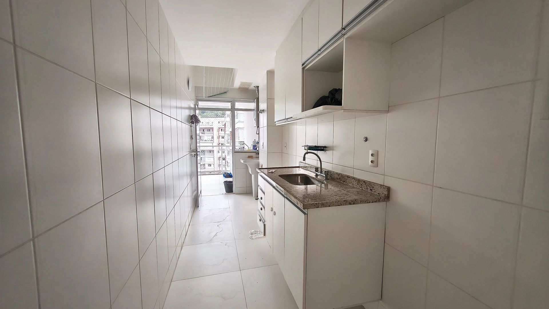 Unfurnished apartment with 2 bedrooms and 2 bathrooms — photo 21