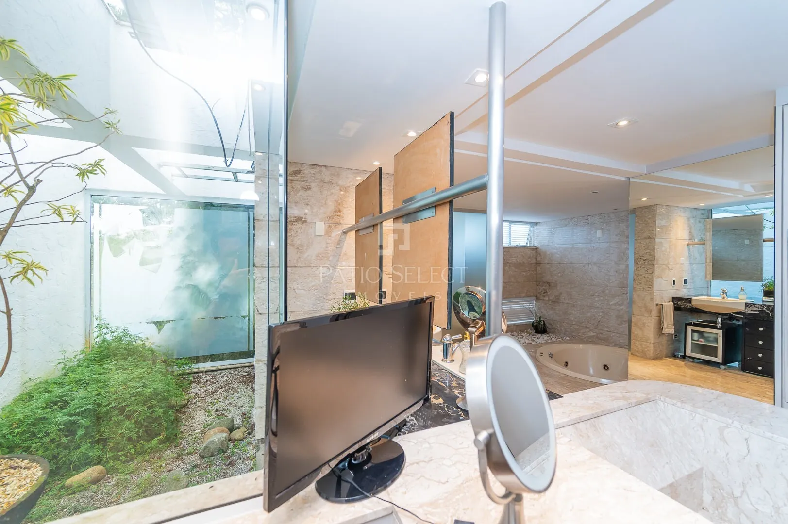 Floor-to-ceiling windows in a 6-bedroom house, 763 m² — photo 110