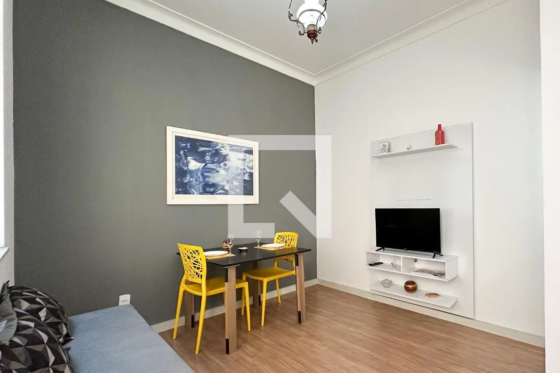 1 quarto e piso de madeira ou laminado: apartamento de 45 m²
