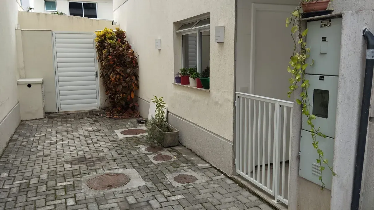 Balcony with a grill in a 5-bedroom house, 220 m² — photo 22