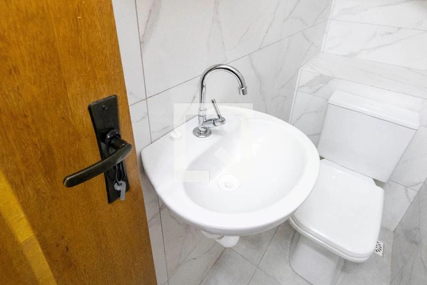 Casa duplex com 2 quartos e 2 banheiros