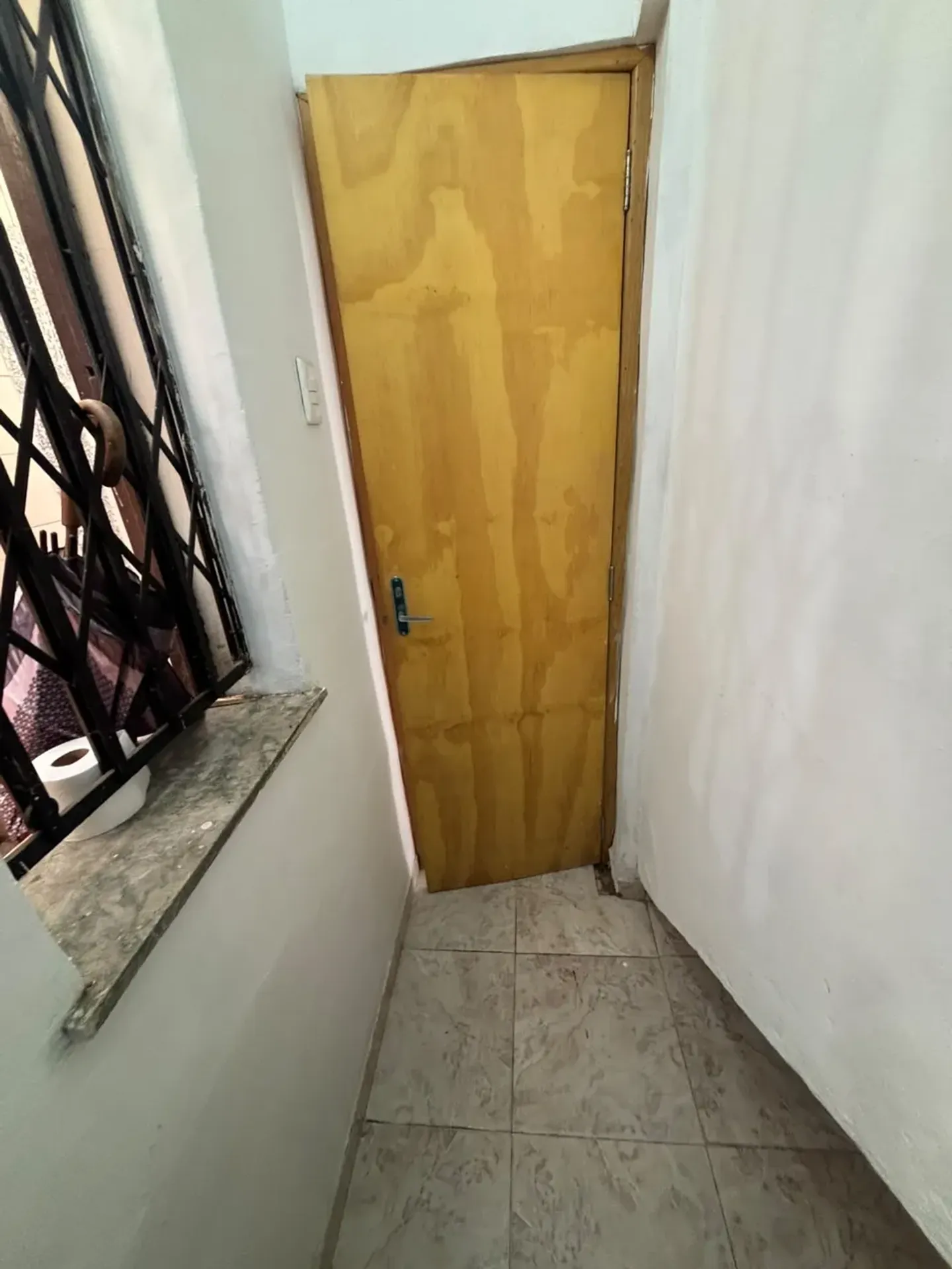Balcony with a grill in a 2-bedroom house, 120 m² — photo 32
