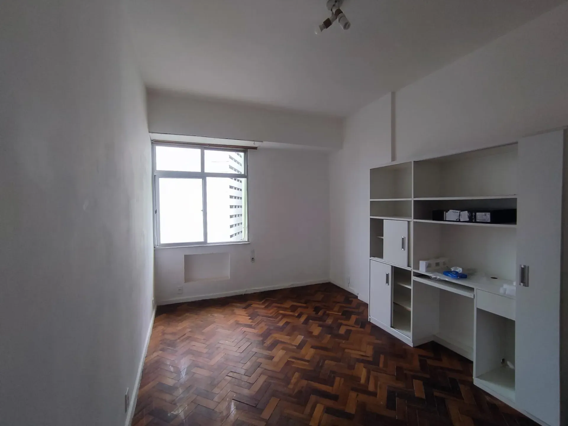 Studio com piso de madeira ou laminado, Centro — photo 13