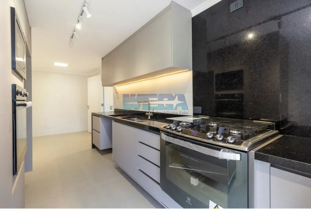 Apartamento com 4 quartos e varanda de vidro fechada — photo 9