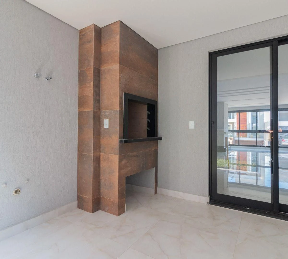 Modern house with 4 en-suite bedrooms and 6 parking spots — photo 4