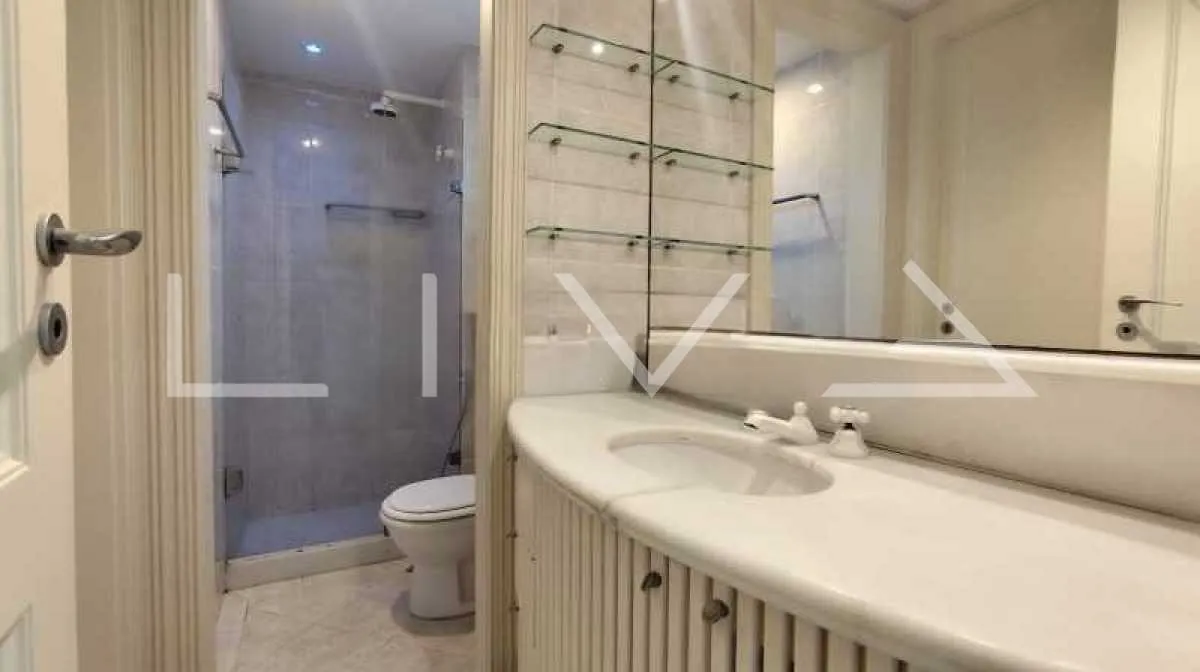 Walk-in closet in a 3-bedroom apartment, 165 m² — photo 2