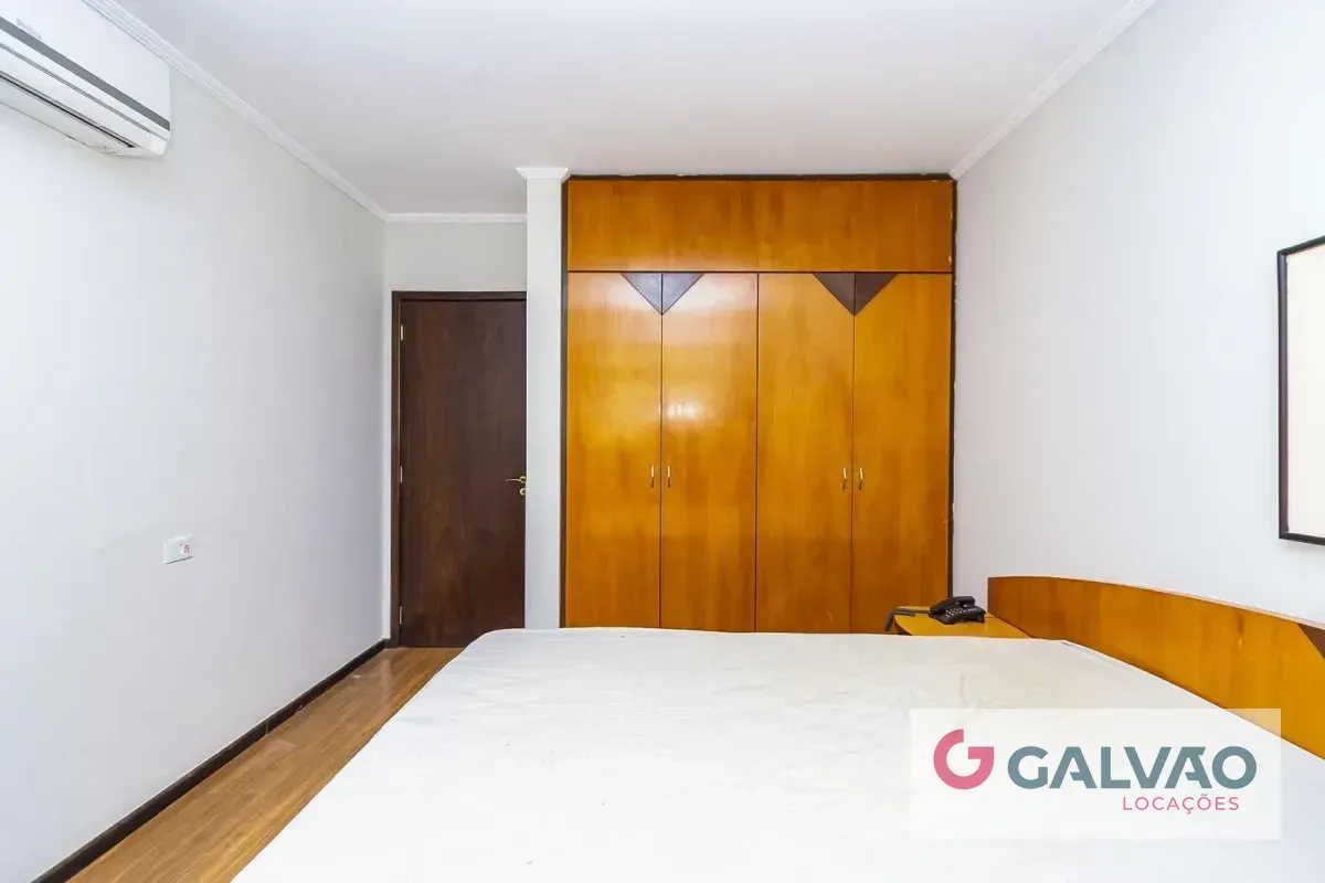 Wood or laminate floors in a one-bedroom apartment, 42 m² — photo 3