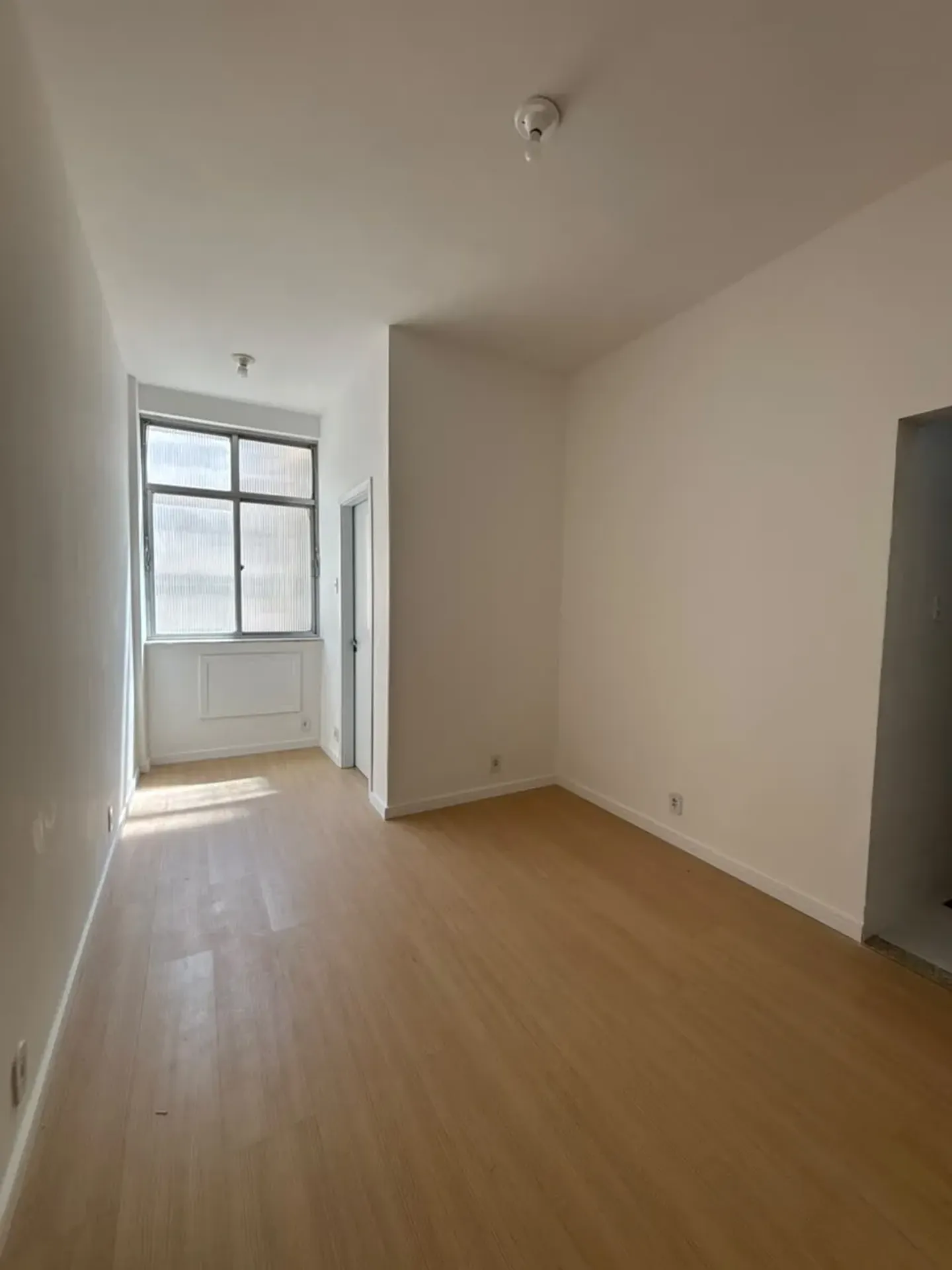 Wood or laminate floors in a one-bedroom apartment, 37 m² — photo 13
