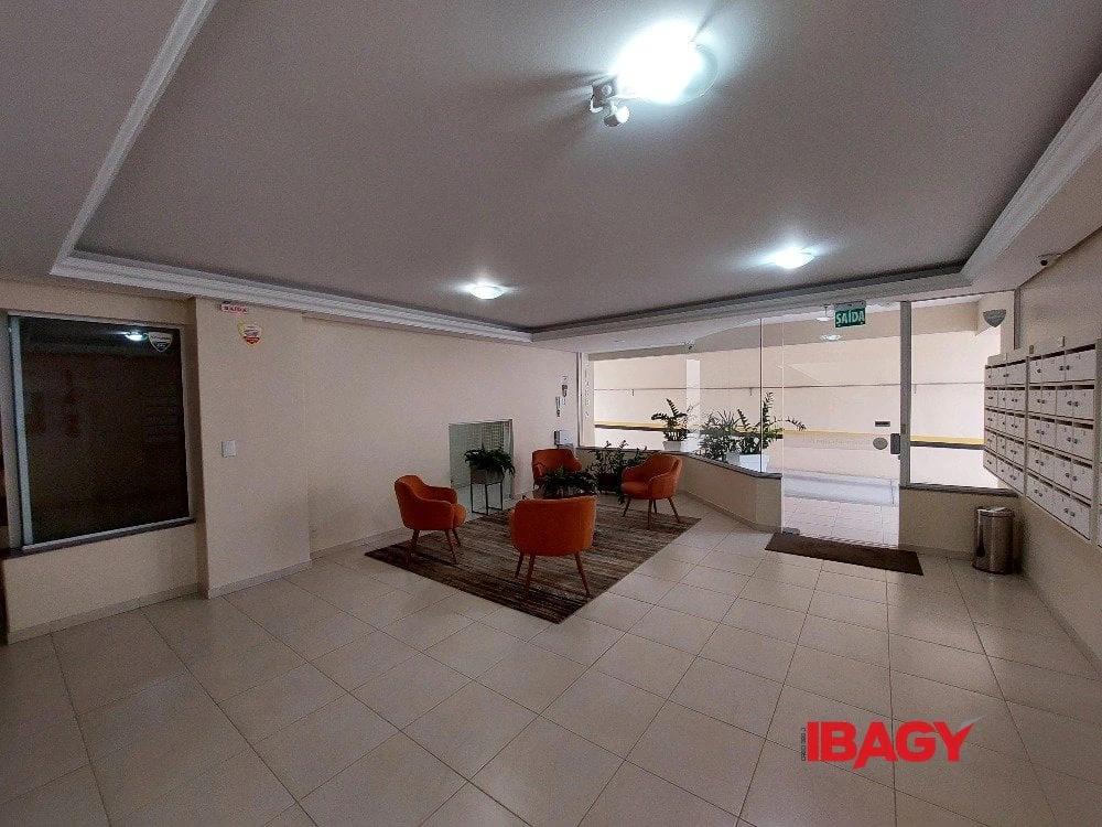 Apartamento de 1 dormitorio con cocina abierta y suite — photo 22