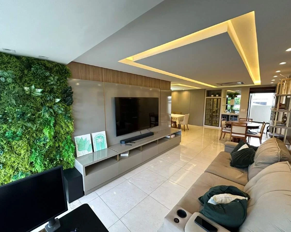 Glass-enclosed balcony in a 3-bedroom apartment, 190 m² — photo 11