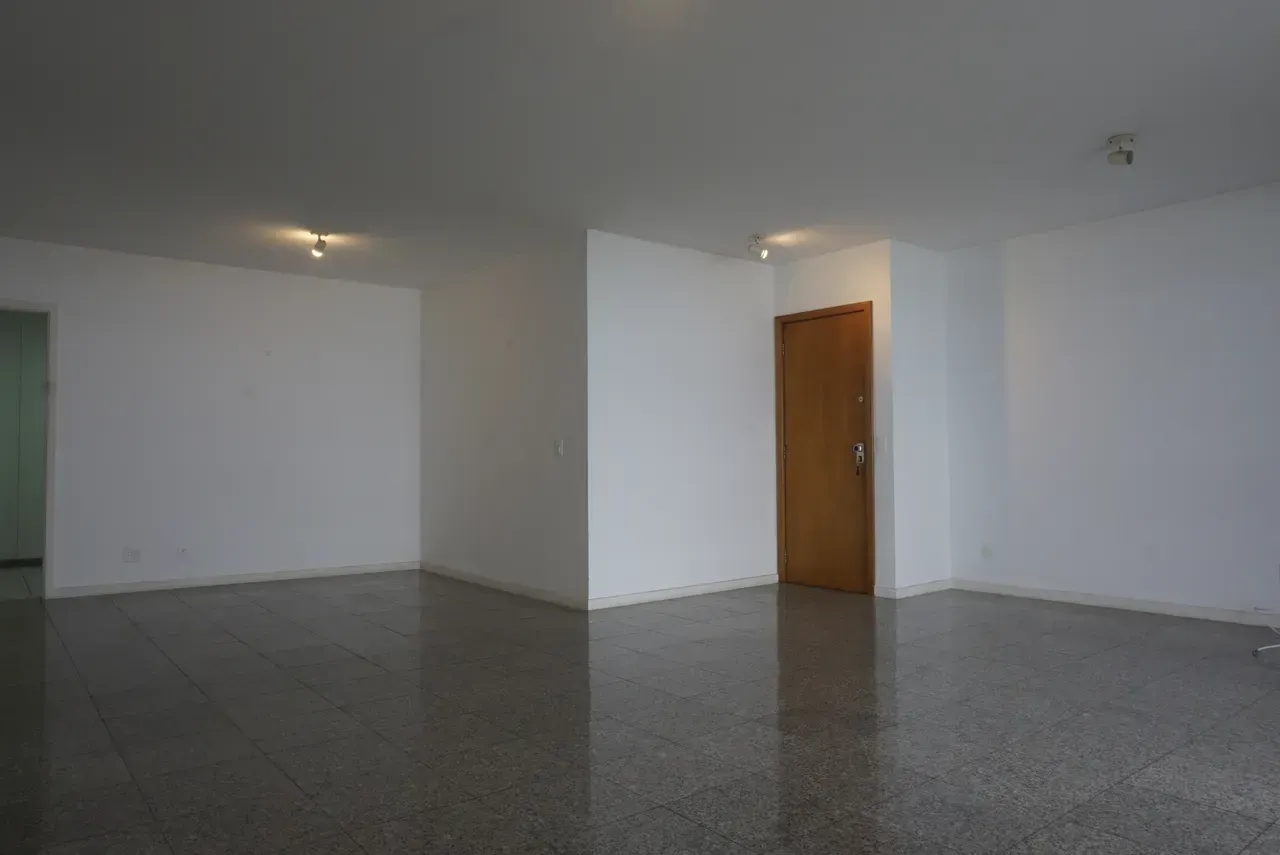 Unfurnished apartment with 4 bedrooms and 3 parking spots — photo 37
