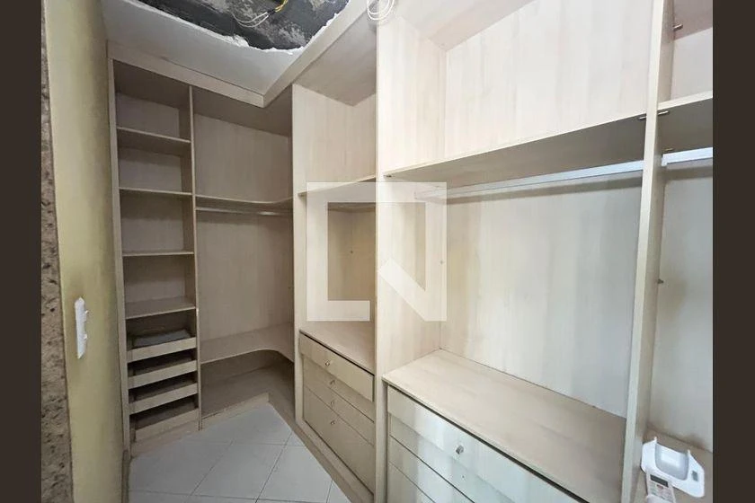 3-bedroom house with a walk-in closet — photo 9