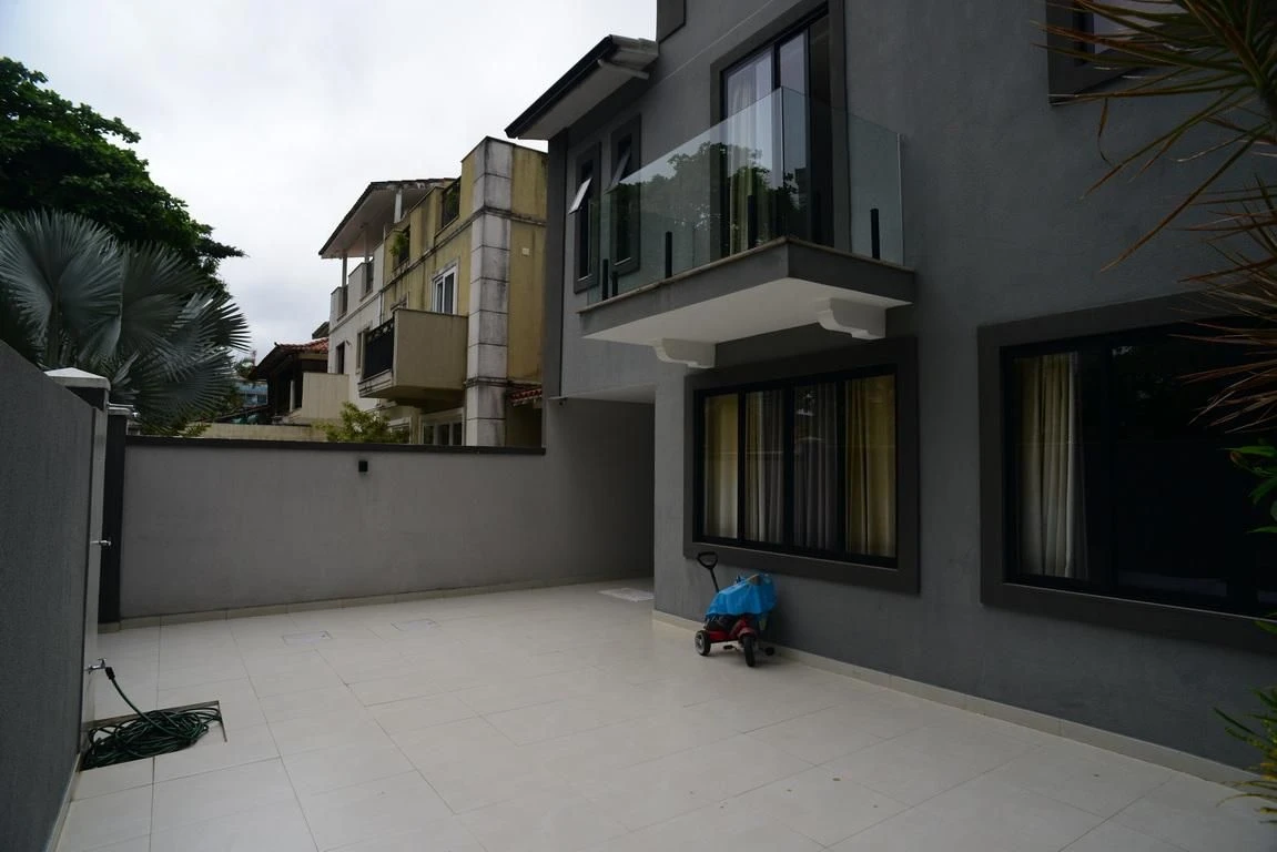 260 m² house with floor-to-ceiling windows and a jacuzzi — photo 36