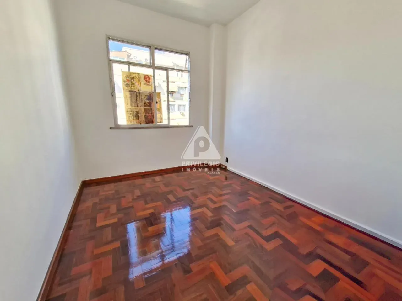 Wood or laminate floors in a 2-bedroom apartment, 60 m² — photo 3