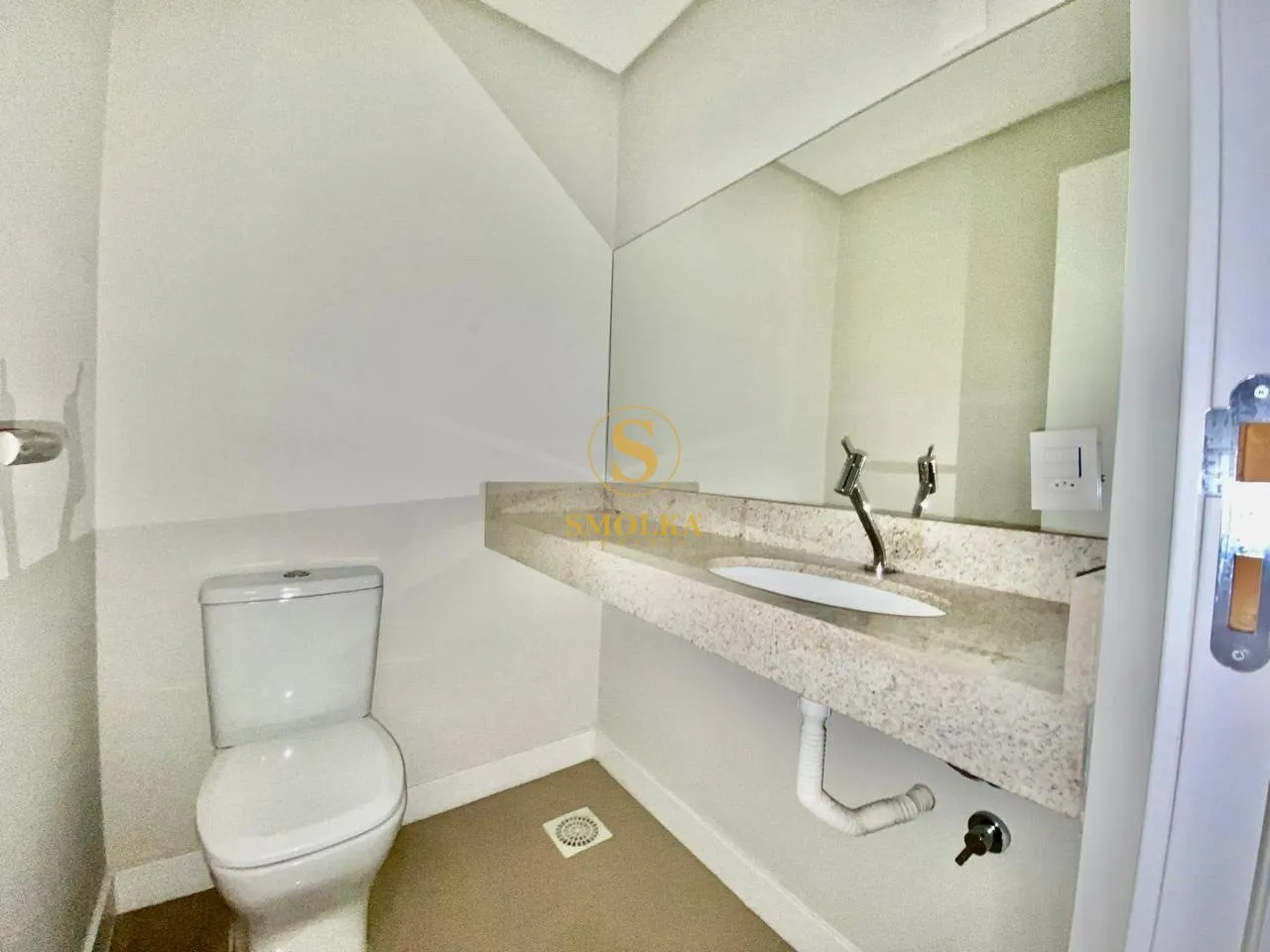Balcony with a grill in a 2-bedroom apartment, 75 m² — photo 17