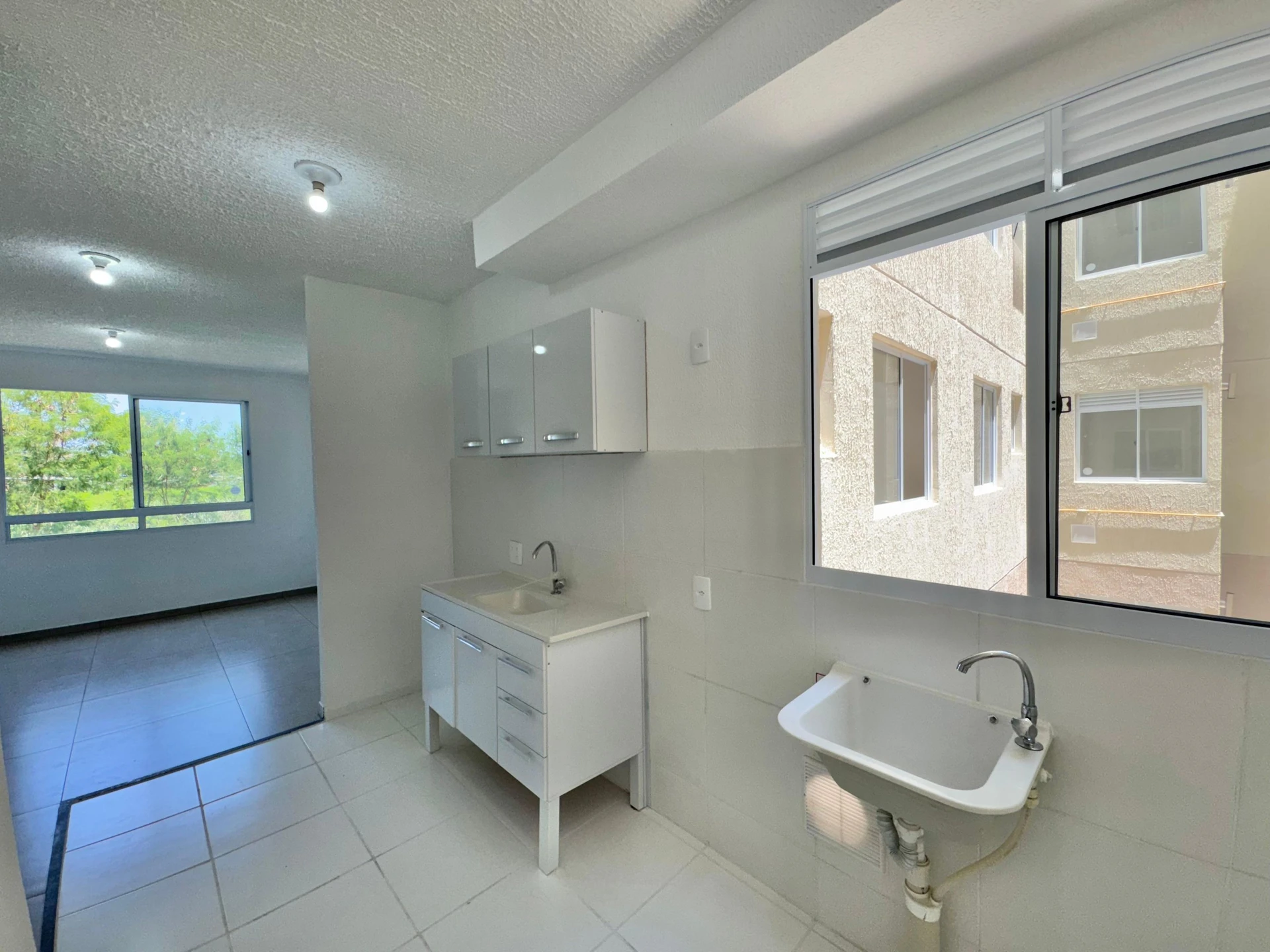 Unfurnished apartment with closed kitchen and 2 bedrooms
