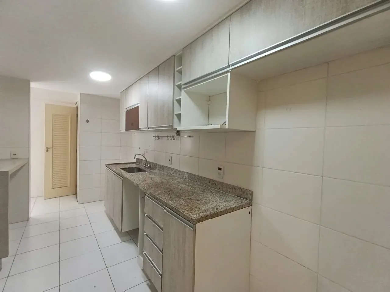 2-bedroom apartment in a building with a gym — photo 11