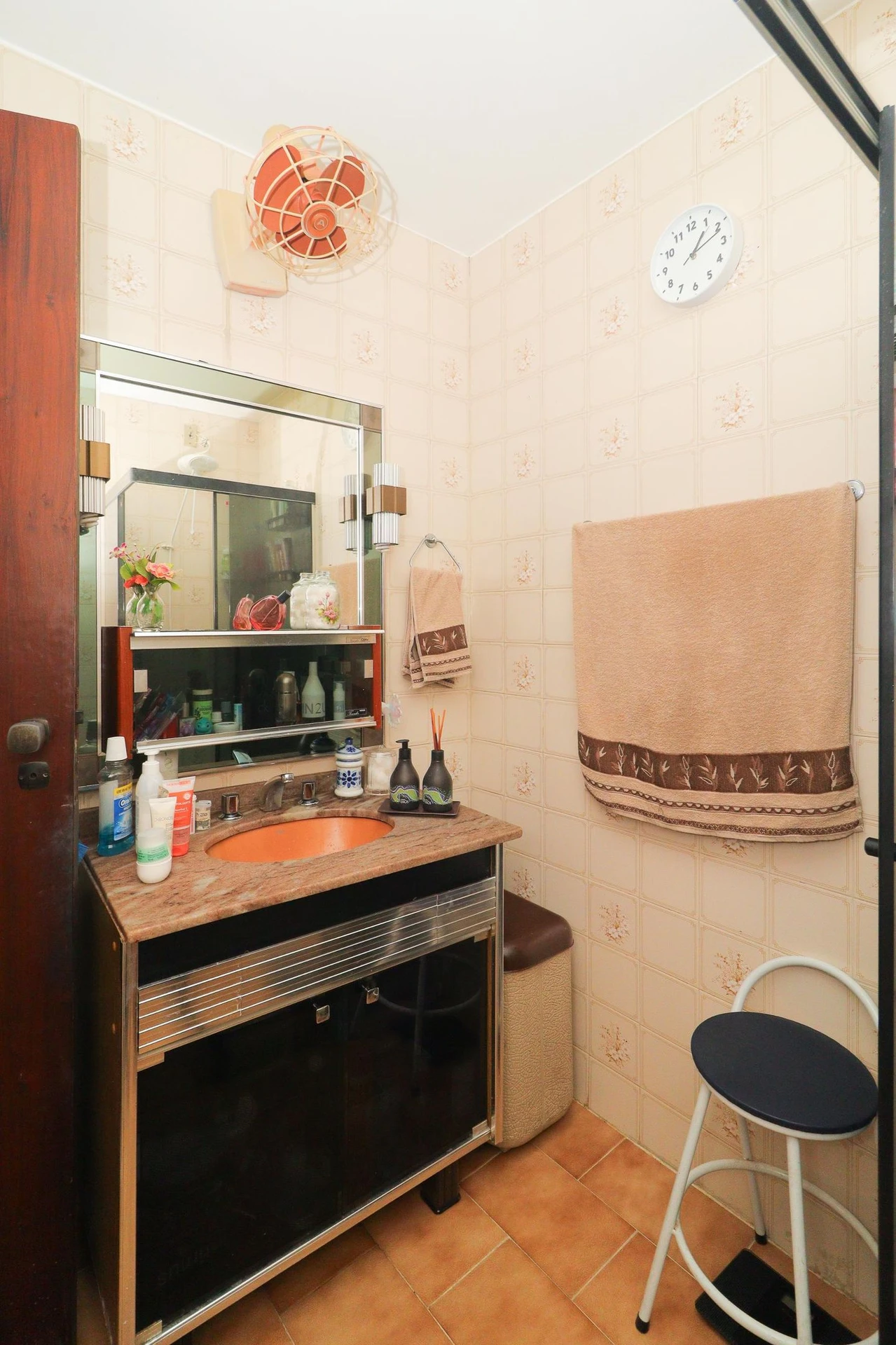 Furnished 3-bedroom apartment with balcony — photo 53