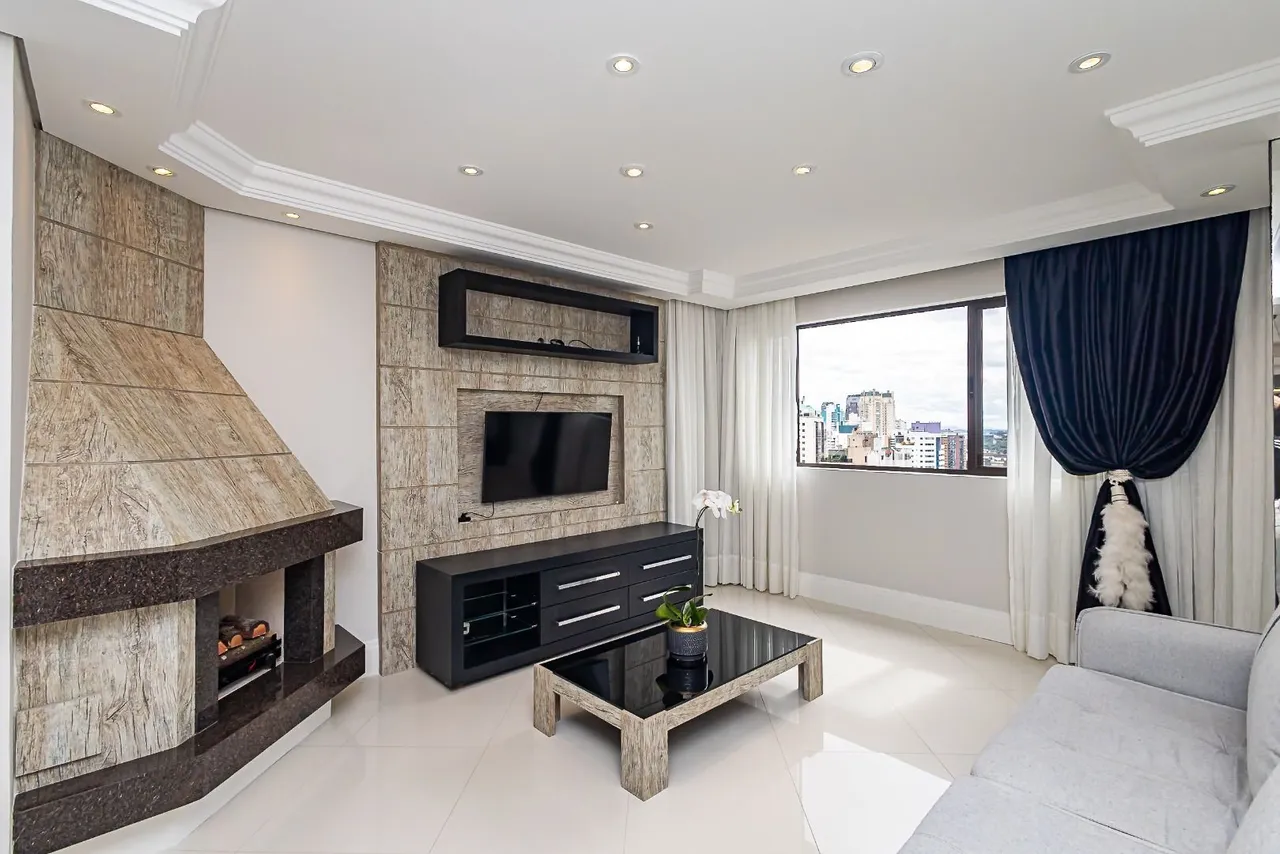 Balcony with a grill in a 4-bedroom apartment, 119 m² — photo 11