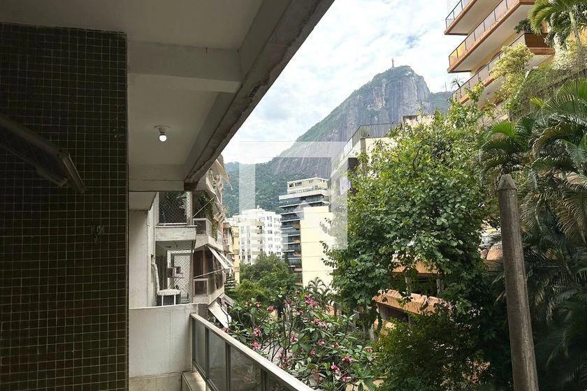 Glass-enclosed balcony in a 4-bedroom apartment, 113 m²