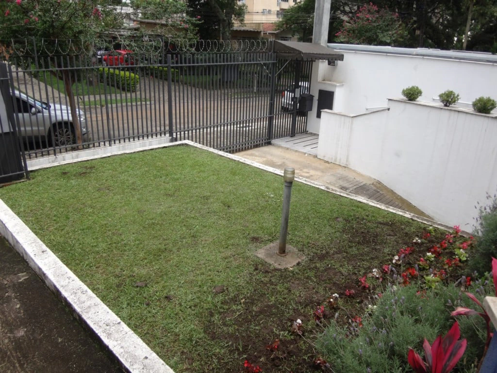 Balcony with a grill in a one-bedroom apartment, 72 m² — photo 16