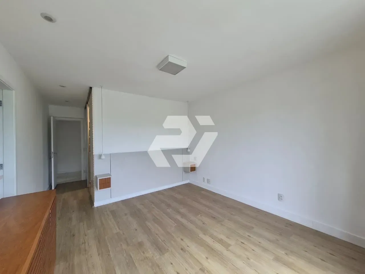 4-bedroom apartment with an enclosed glass balcony — photo 36