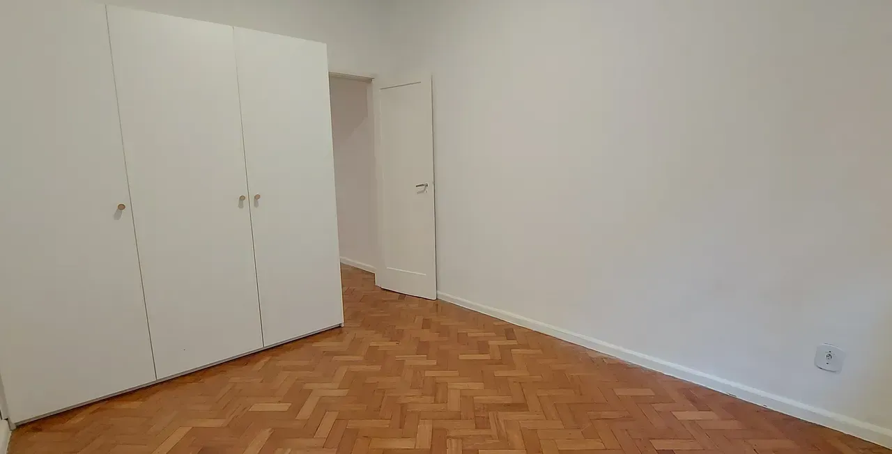 1-bedroom apartment with wood floors and glass shower — photo 9
