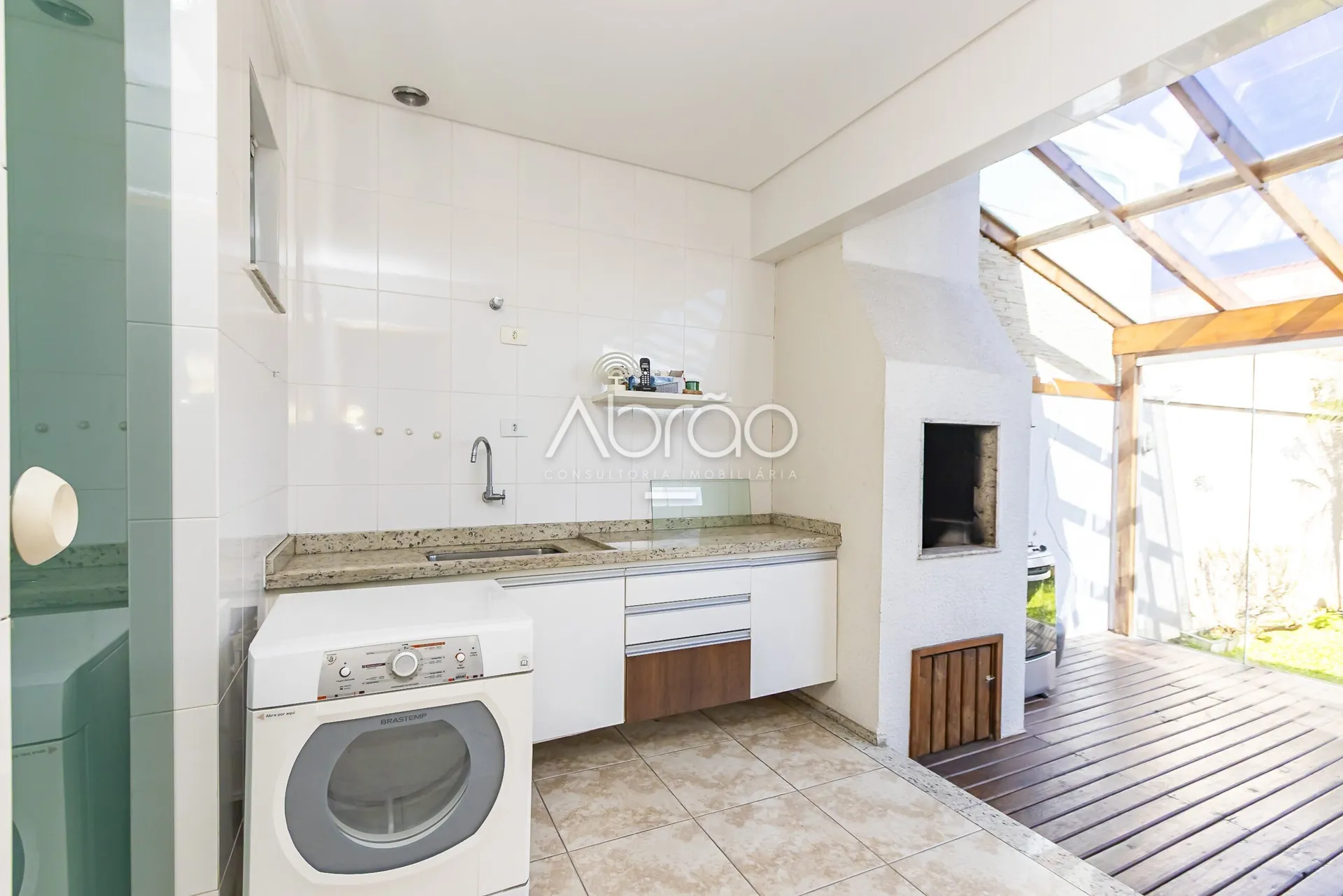 4-bedroom house with a fireplace — photo 11