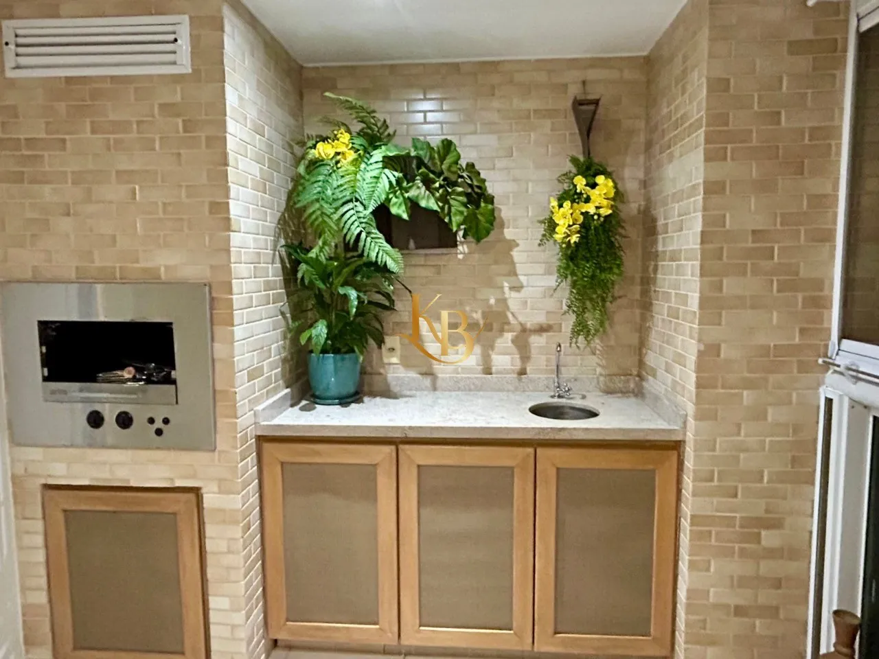Furnished 4-bedroom apartment with enclosed balcony and grill — photo 16