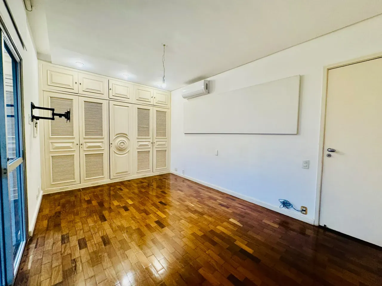 4-bedroom apartment with wood or laminate floors — photo 6