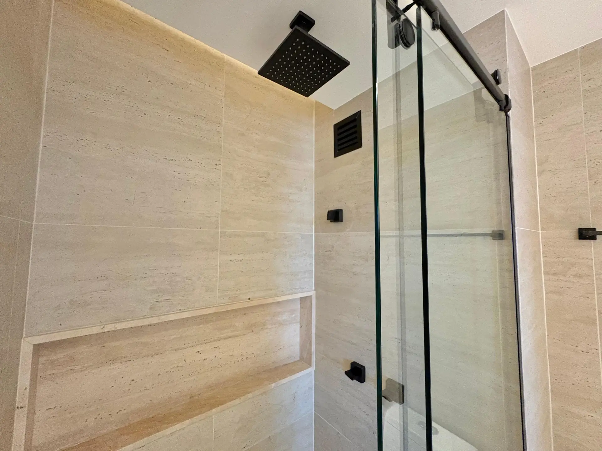 Furnished apartment, 75 m², with floor-to-ceiling windows — photo 27