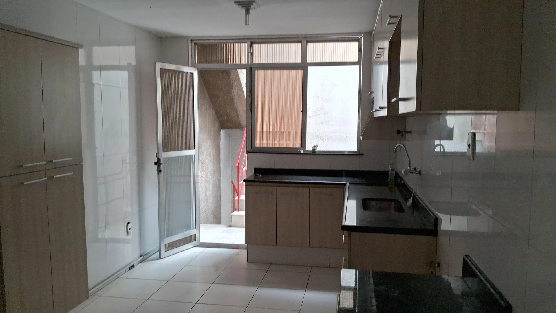 Unfurnished house with 6 bedrooms and private garden — photo 5