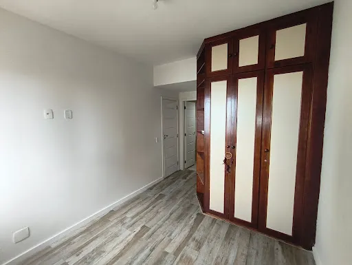 4-bedroom apartment with enclosed balcony — photo 17