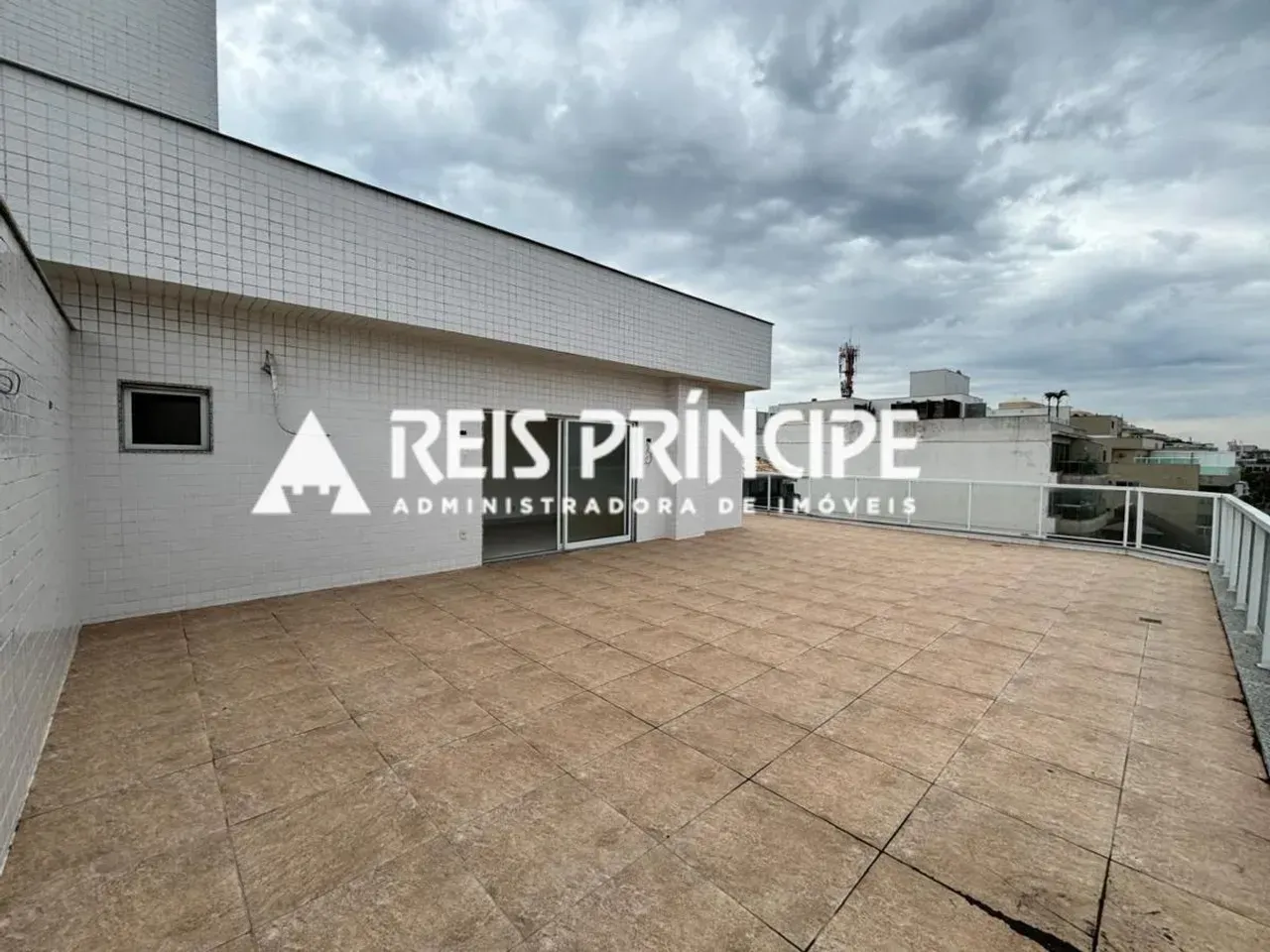 Unfurnished apartment with 4 bedrooms and a glass balcony — photo 22