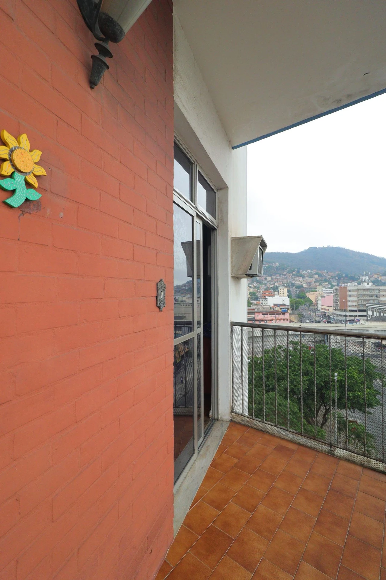Furnished 3-bedroom apartment with balcony — photo 48