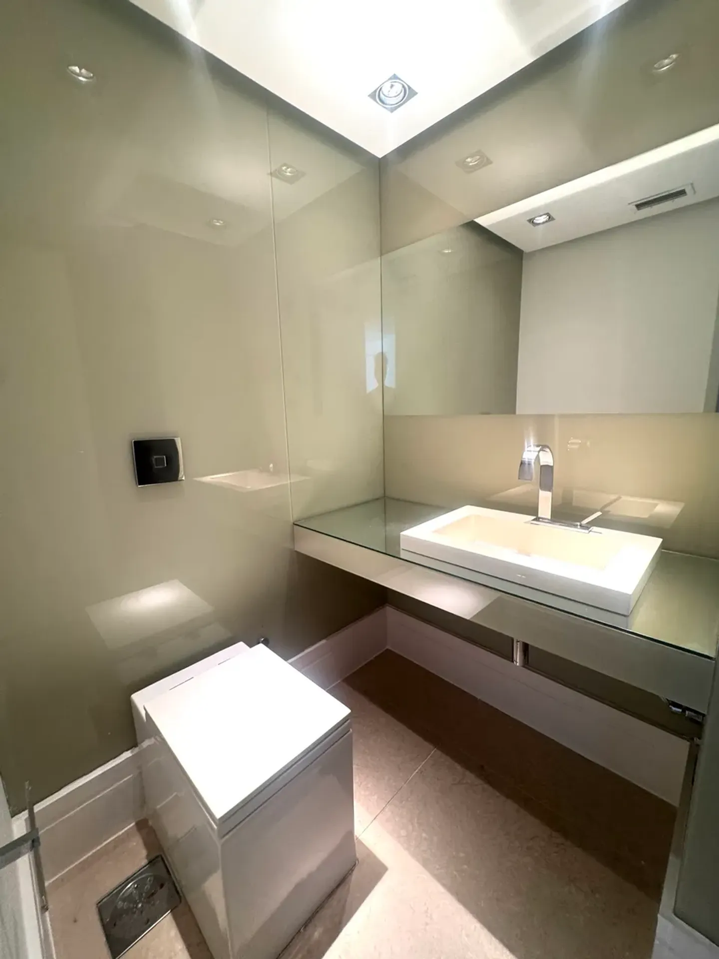 335 m² apartment with a glass-enclosed balcony and a jacuzzi — photo 25