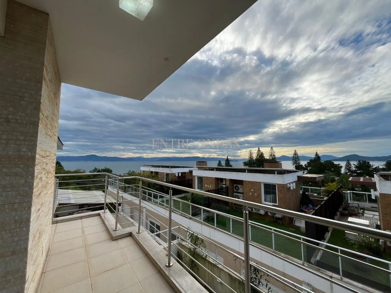 Water view in a 4-bedroom house, 263 m² — photo 43