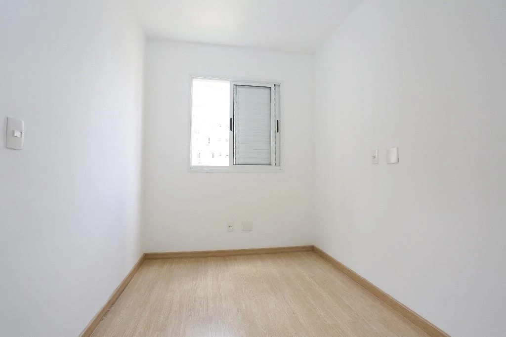 Wood or laminate floors in a 3-bedroom apartment, 62 m² — photo 7