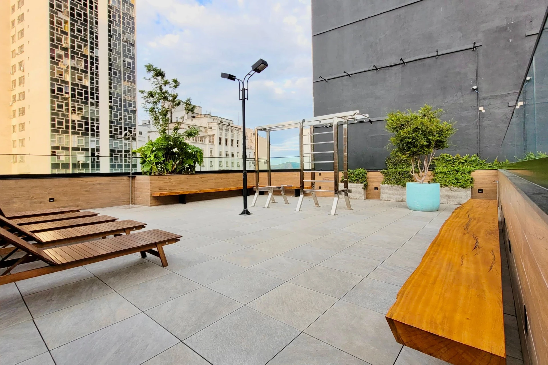 Furnished 2-bedroom apartment with 1 suite and balcony — photo 19