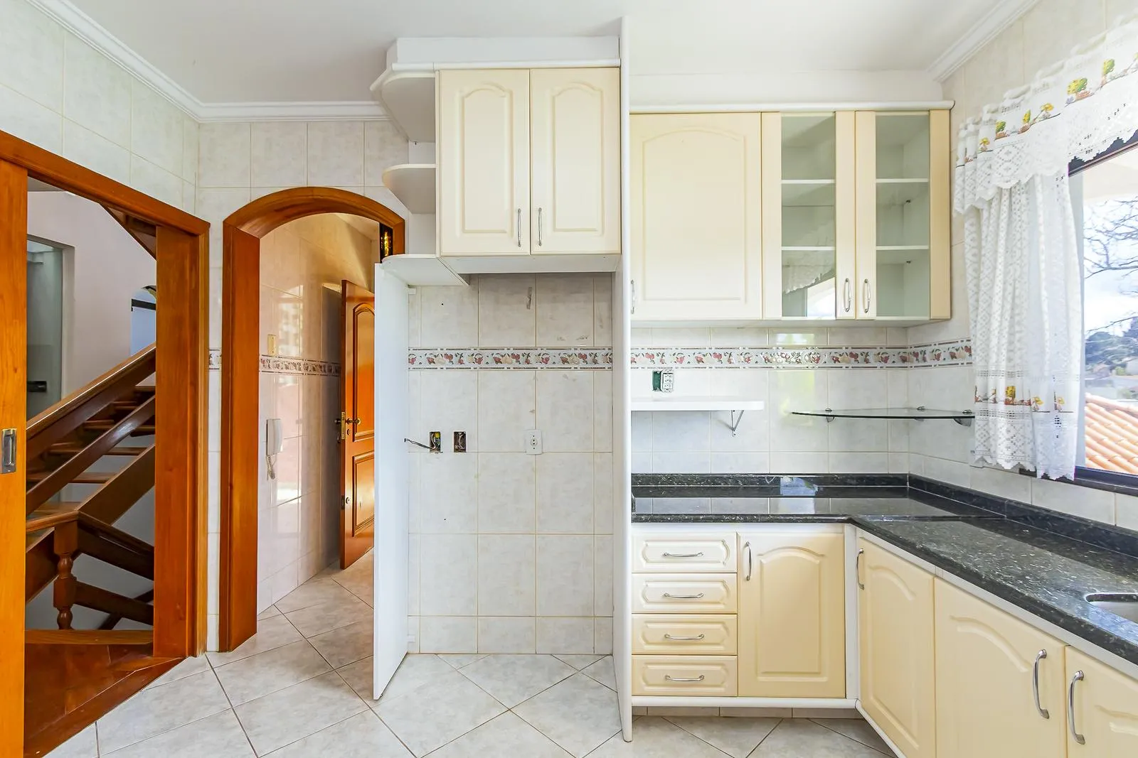3-bedroom house with a separate kitchen and gas stove — photo 8