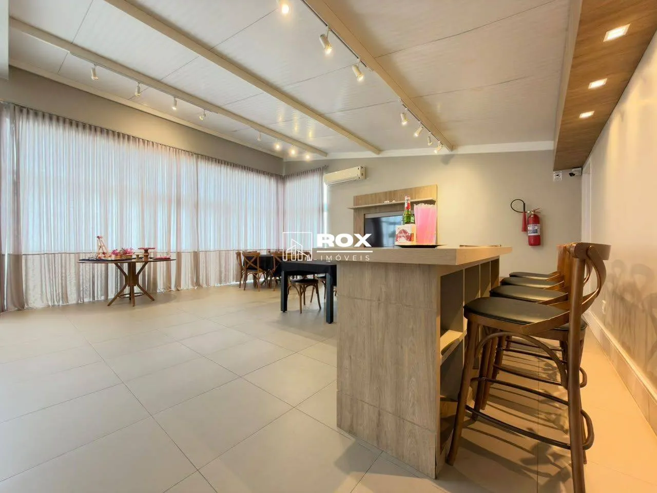 Glass-enclosed balcony in a 3-bedroom apartment, 105 m² — photo 42
